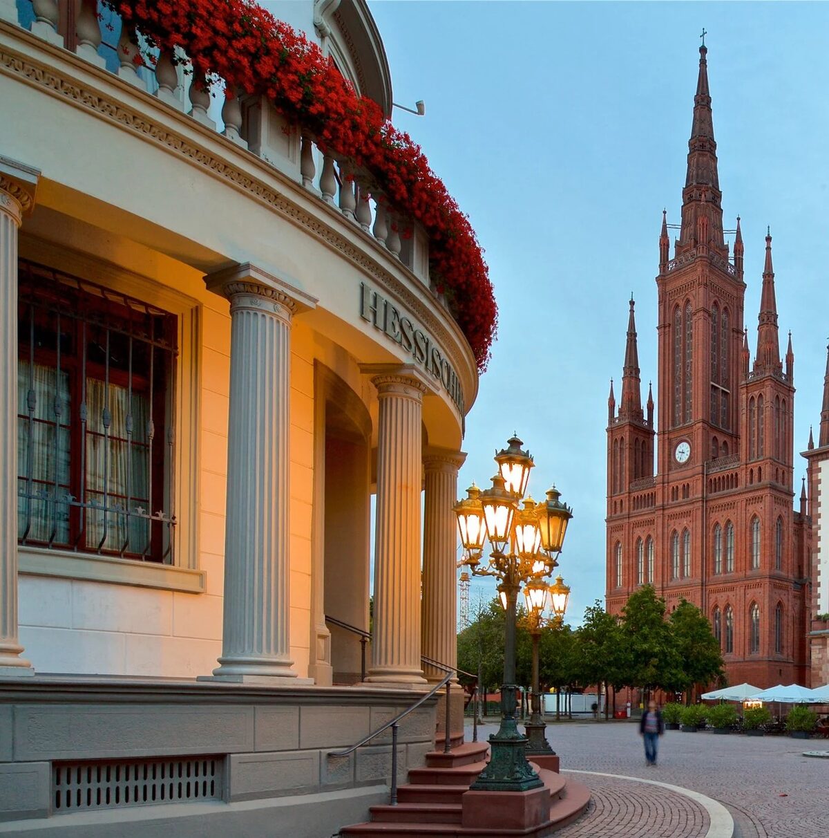 Schlossplatz in Wiesbaden mit Blick auf die Marktkirche